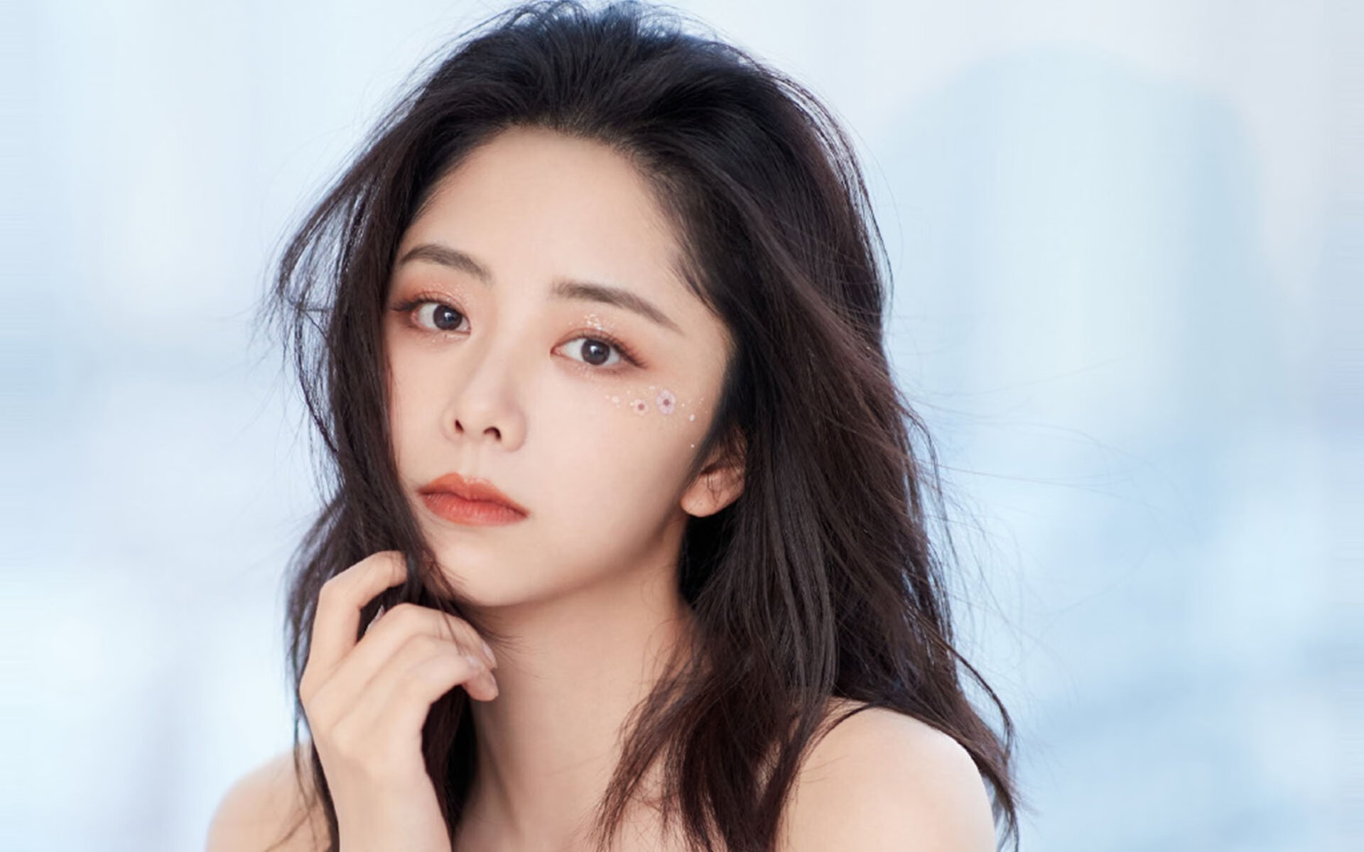 “高新体育中心:羽毛球选手们上演极限对决”